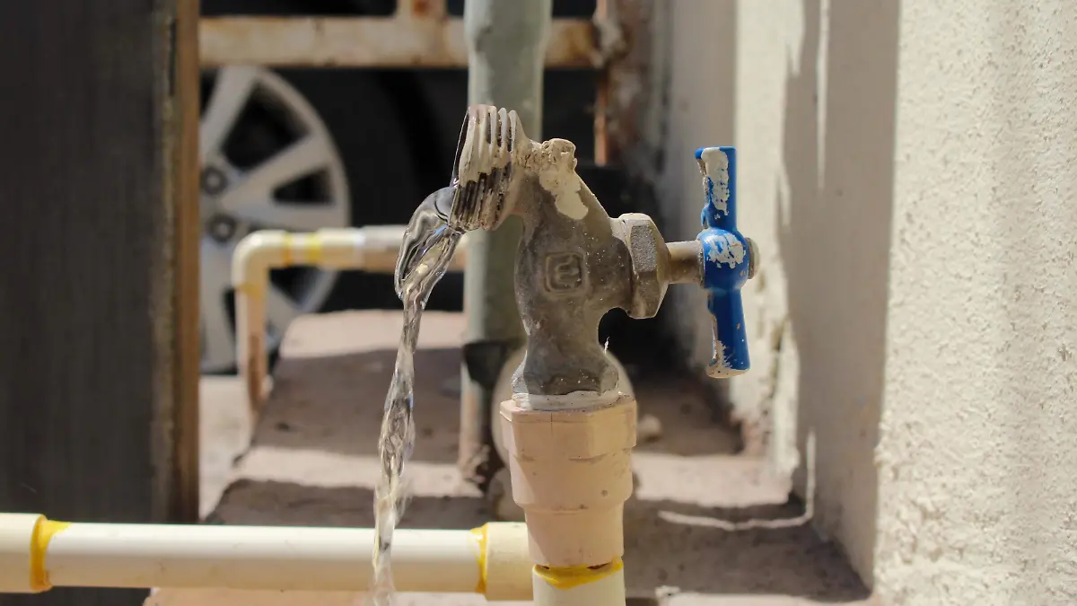 Agua potable llave de agua - Mike Acosta (2)