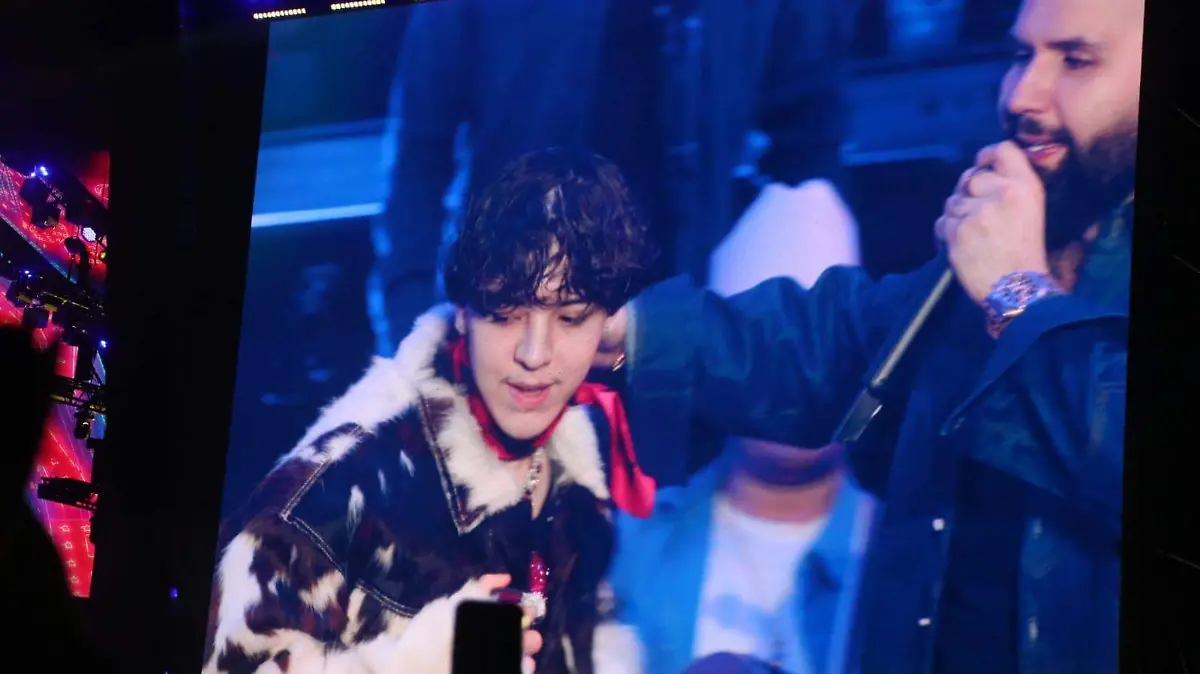 Cantante Xavi con Carín León