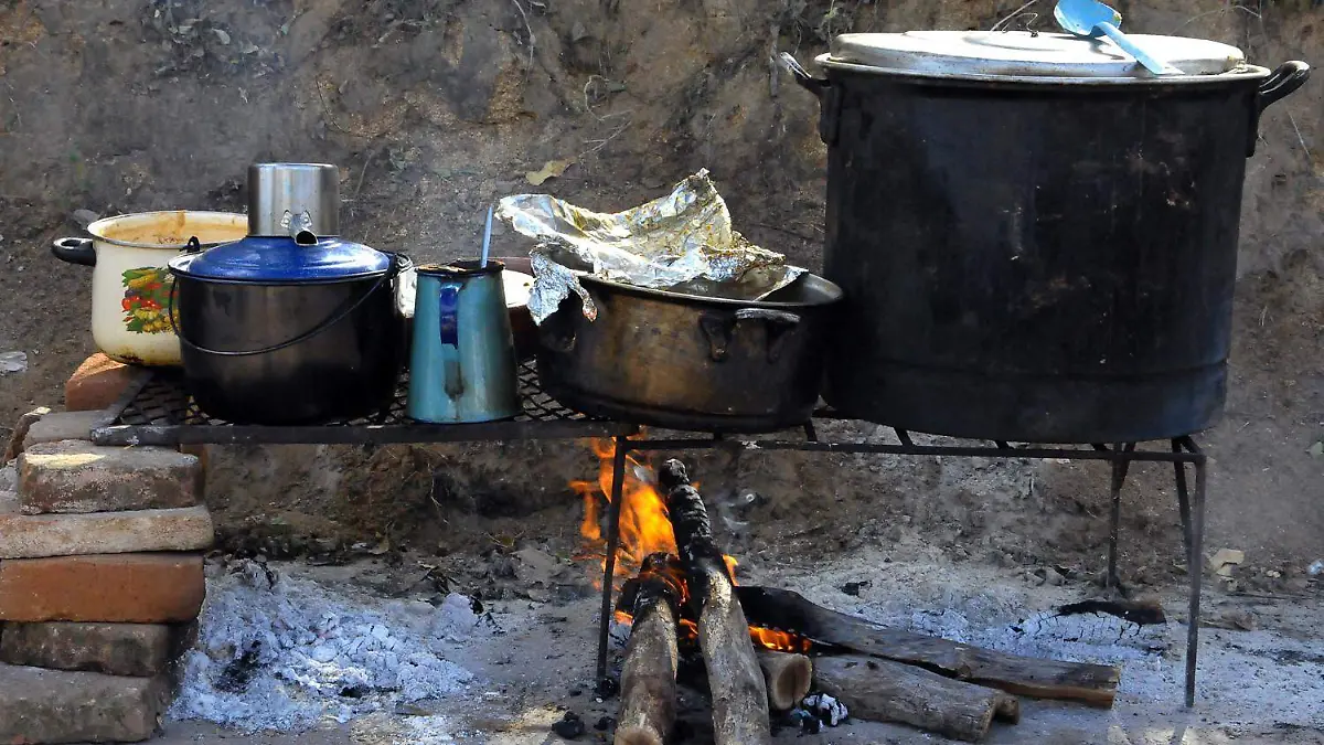 cocido tradicional o wakabaki ollas en fogón