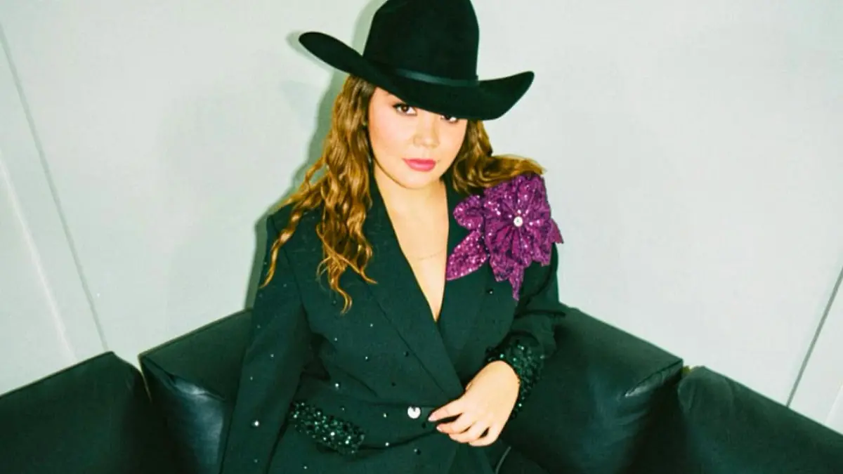 FULL SCREEN  yuridia con sombrero