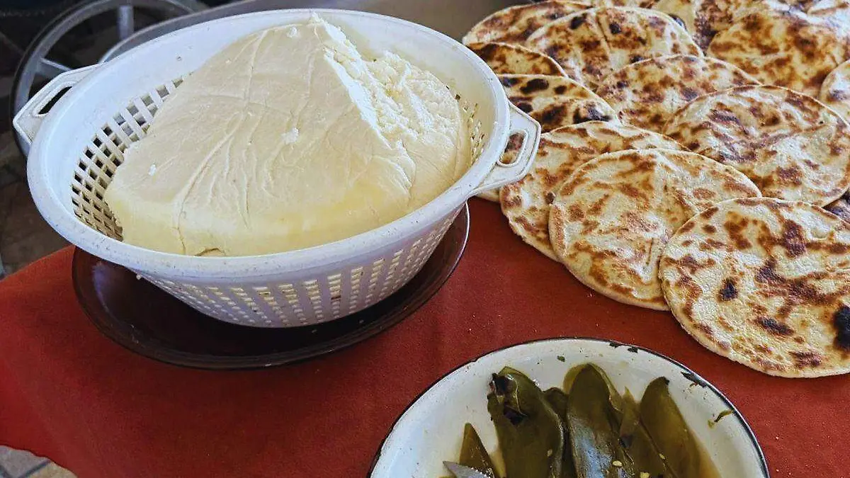 Queso tortillas y chile