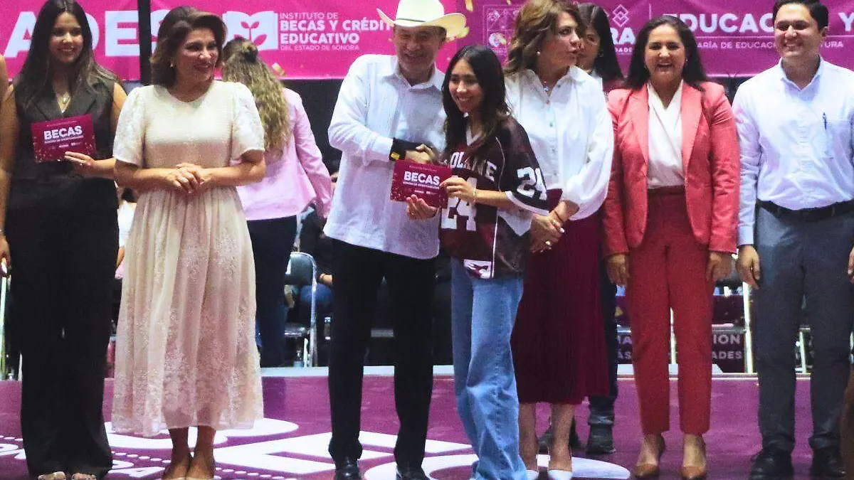 Entrega de becas CUM - Mike Acosta (9)