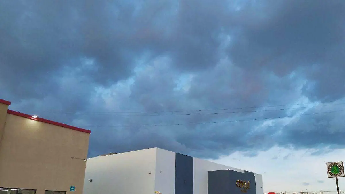 Cielo negro nublado