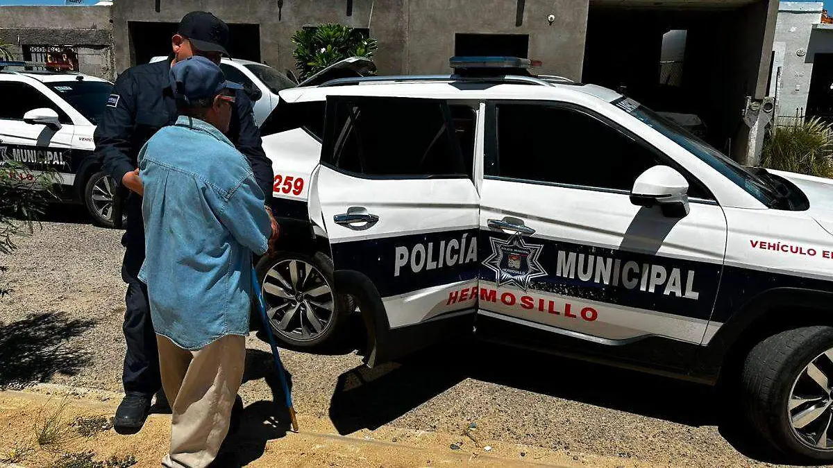 policía ayuda (1)