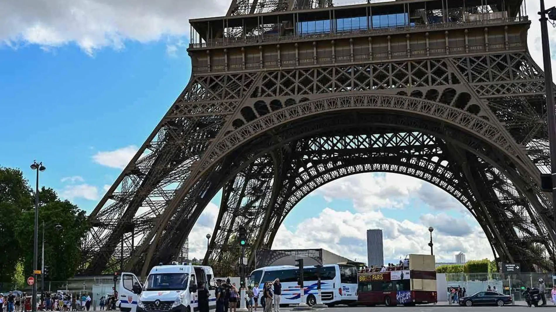 Torre-Eiffel_amenaza-de-bomba-falsa