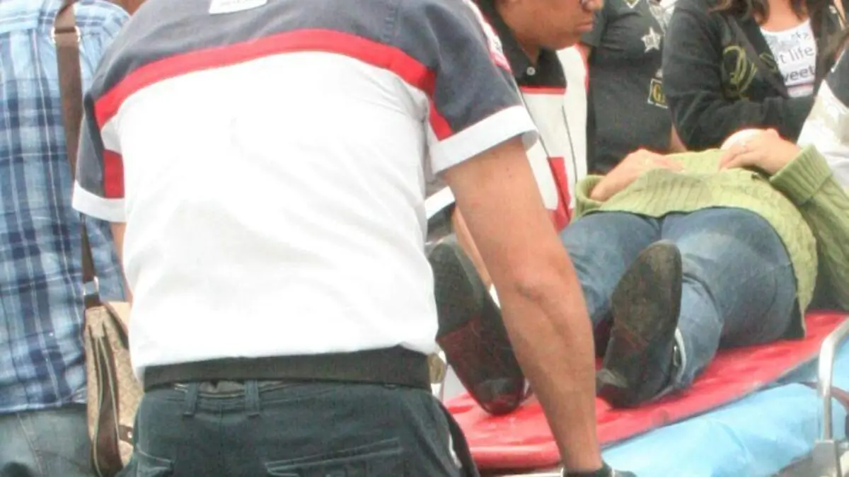 MUJER CAÉ DE AZOTEA