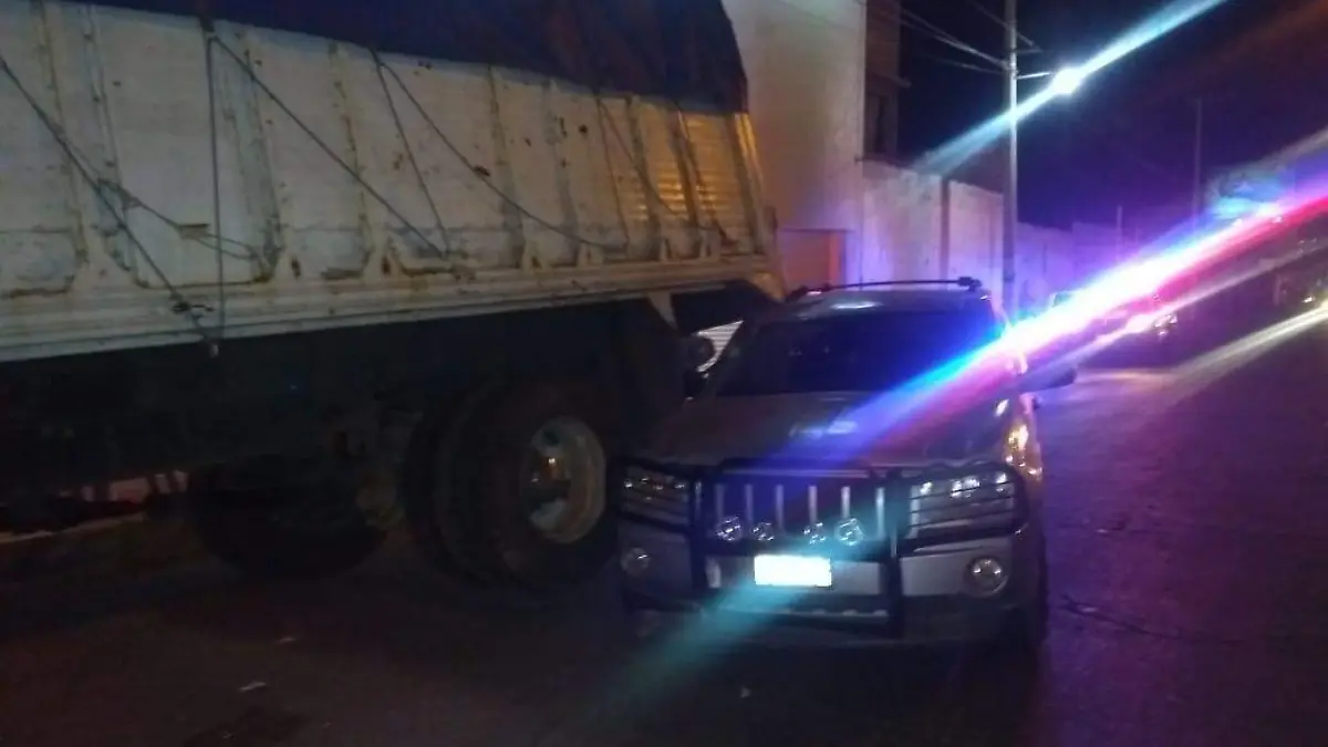 CHOQUE CAMIONETA CONTRA CAMIÓN  (1)
