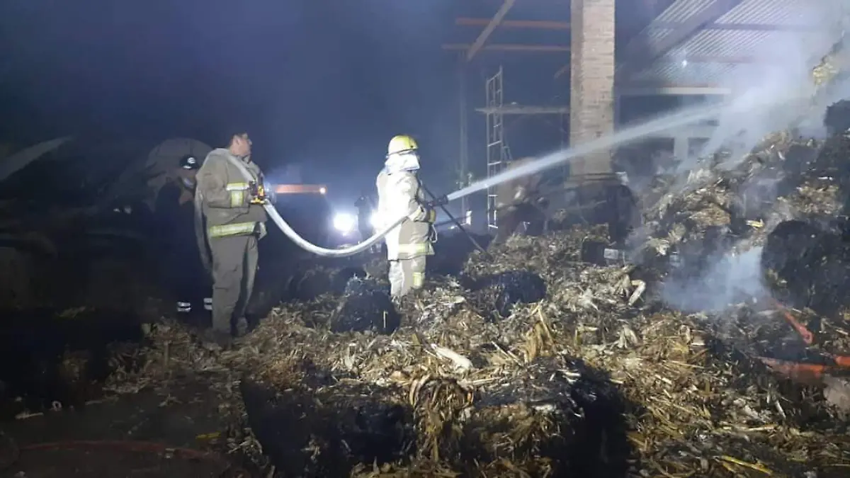 Fuego arrasó con mil 400 pacas de zacate, en Tezontepec