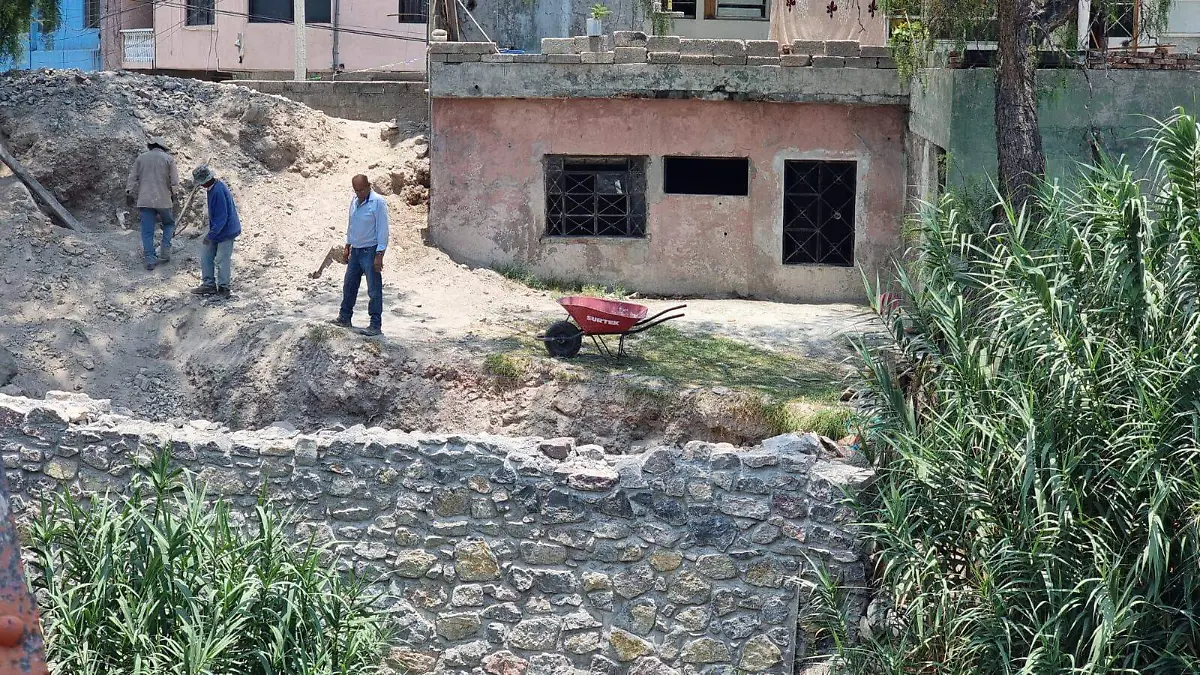 VECINOS REPARAN GRIETA