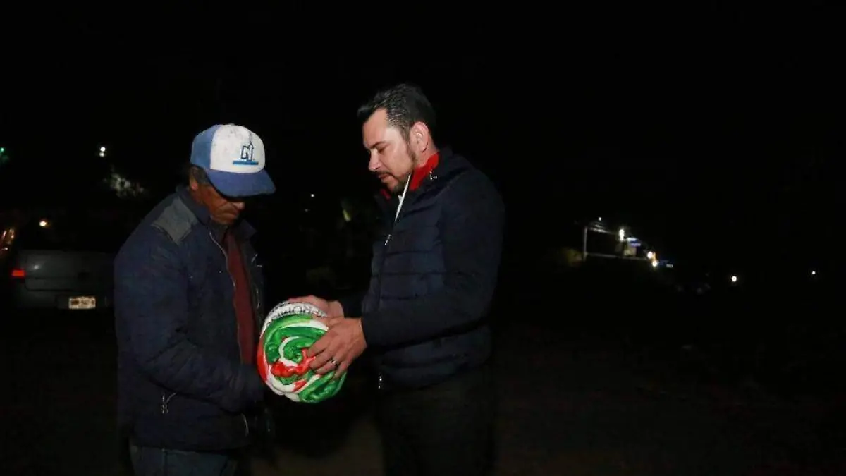 En La Reforma, entrega cobijas a población vulnerable