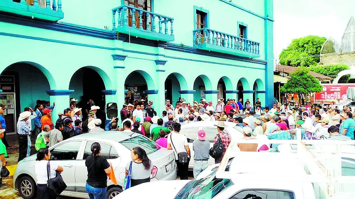 CON PROTESTA