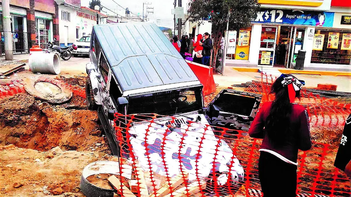 CAMIONETA A ZANJA OK