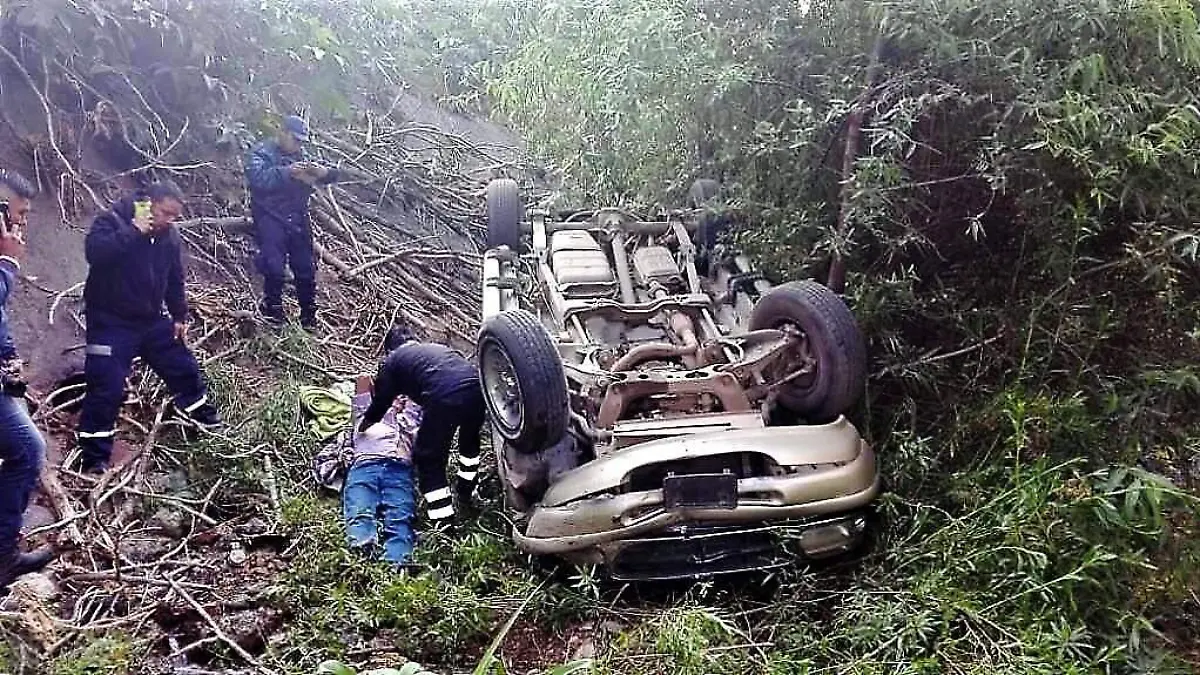 CAMIONETA AL BARRANCO.