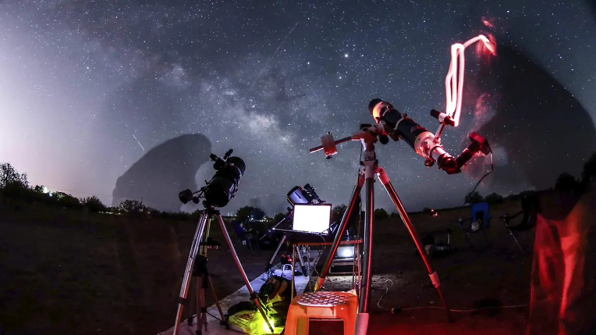 NOCHE DE ESTRELLAS