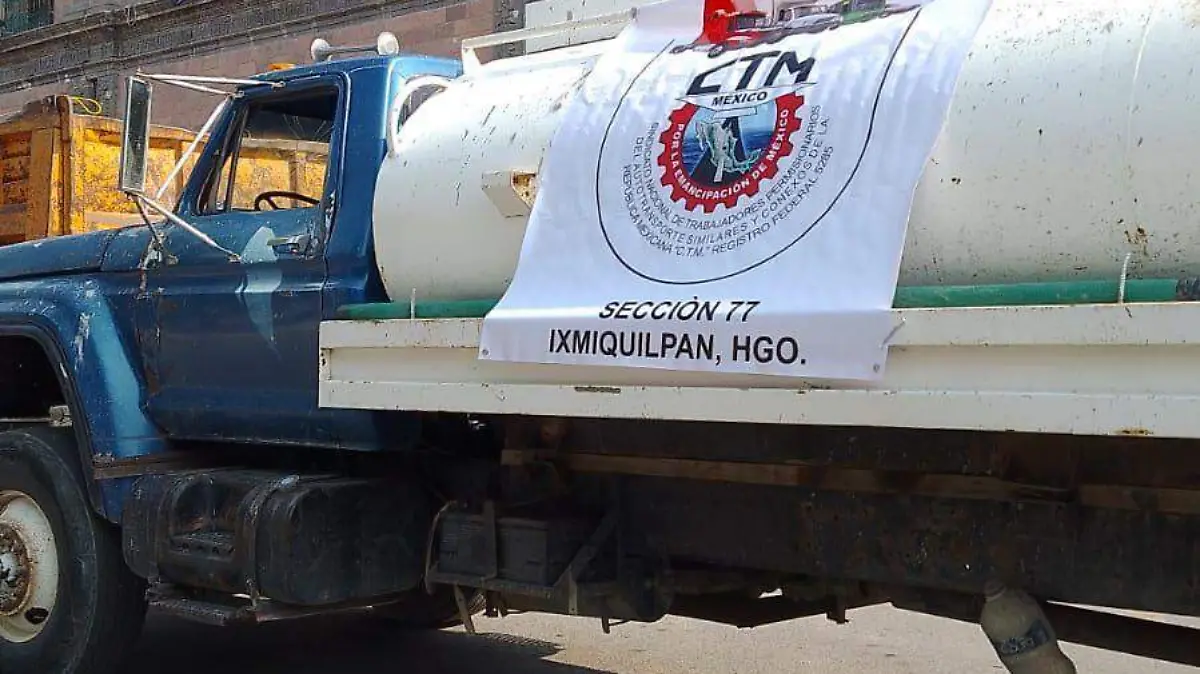 Camioneros bloquean el centro de Ixmiquilpan