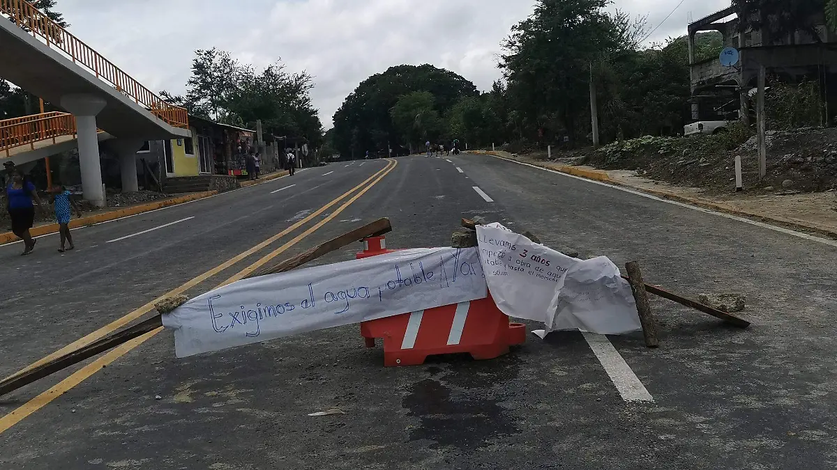 BLOQUEAN CARRETERA