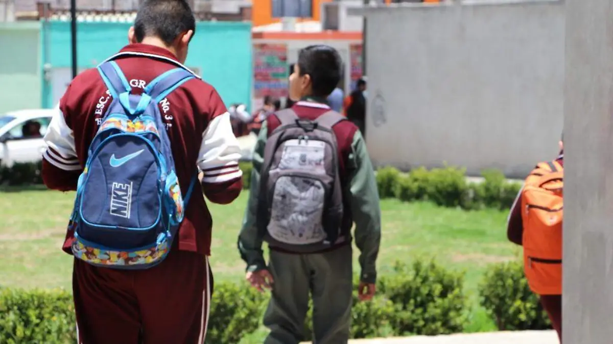 APLICAN EXAMENES PLANEA (4)