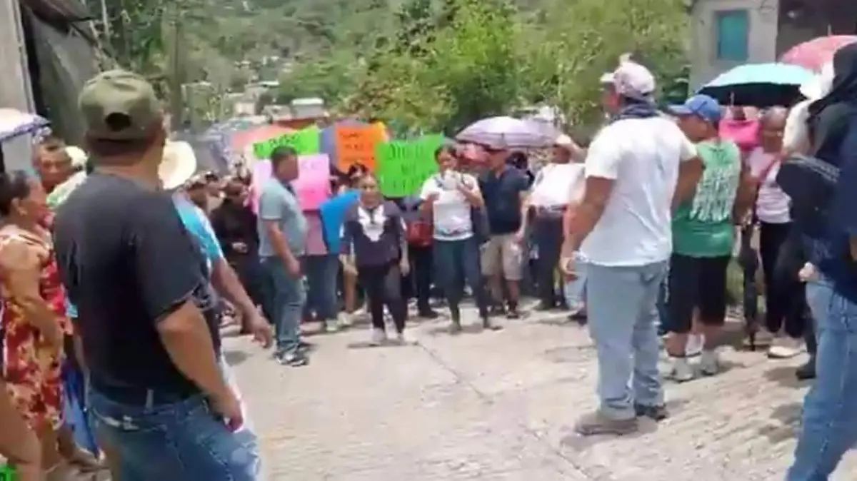 RETIENEN ALCALDESA 11