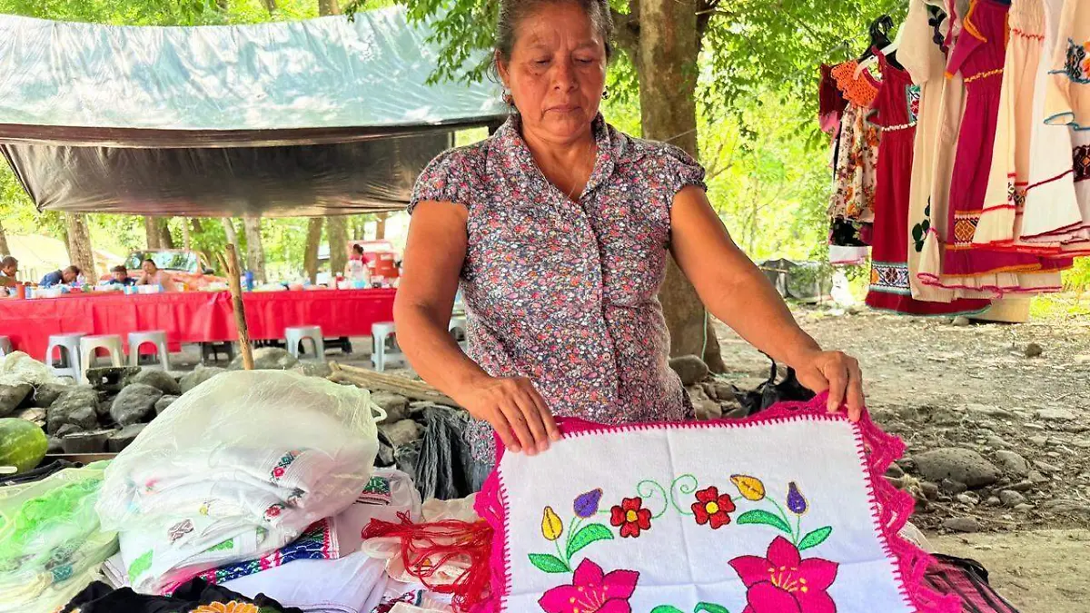 ARTESANA BORDADO 1