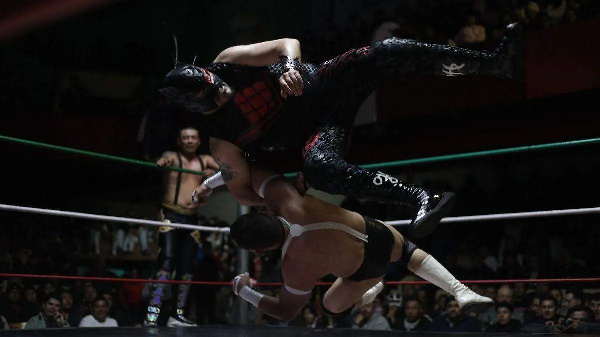 LUCHAS (2)