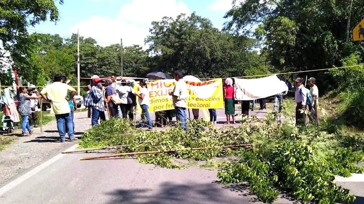 BLOQUEAN CARRETERA 11