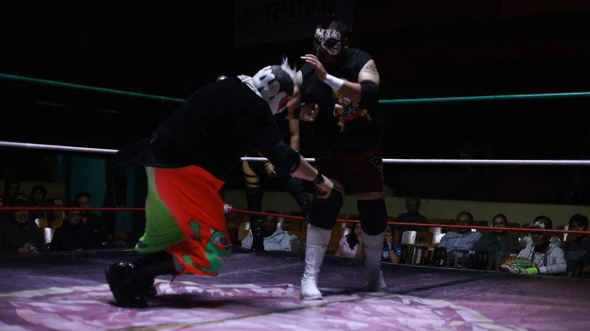 LUCHAS ARENA AFICIÓN HENRY & DR. BORIS