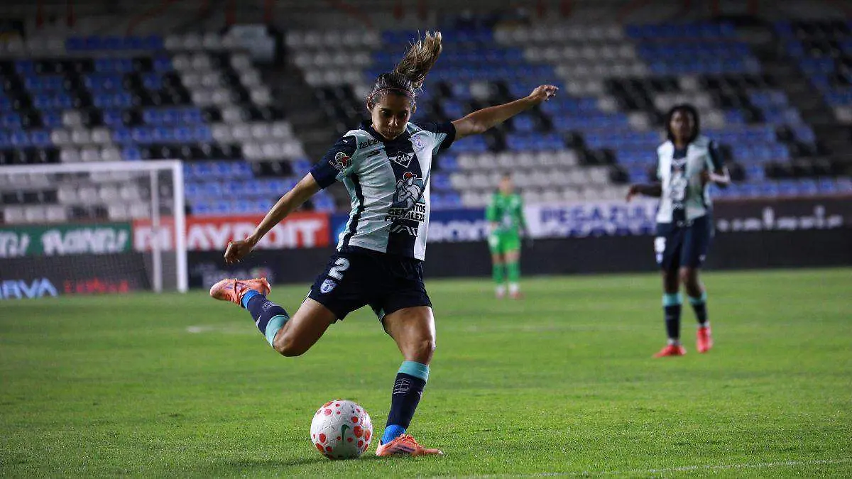 KENTY ROBLES JUGADORA DE PACHUCA