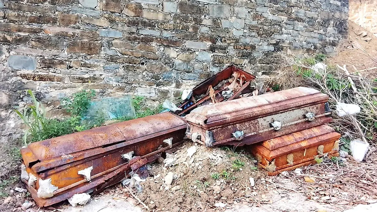 ABANDONAN ATAÚD 1