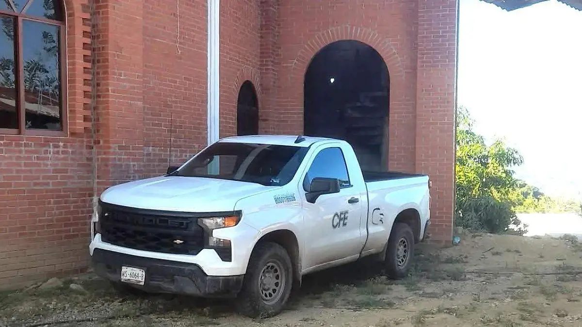 RETIENEN CAMIONETA CFE