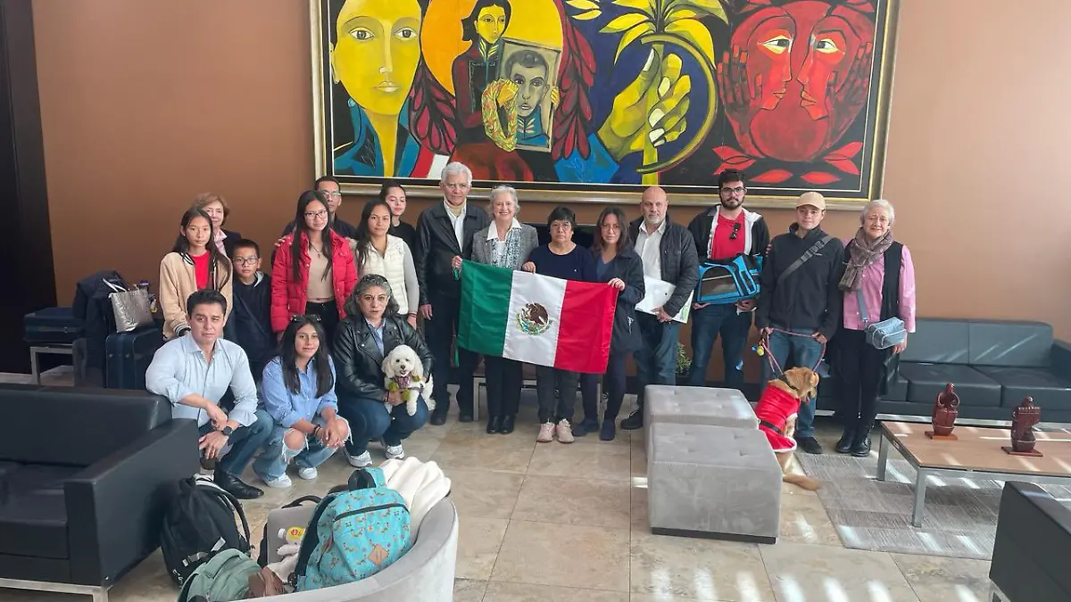 Connacionales viajan de Quito a México