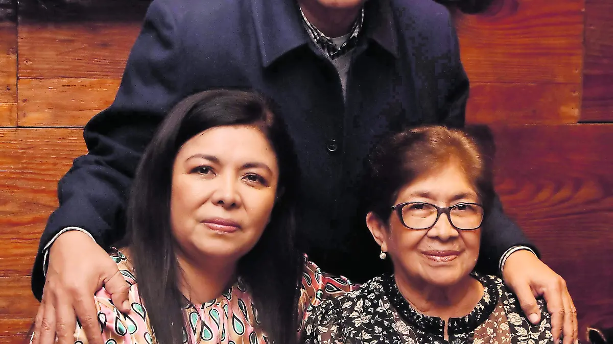 Amigos-disfrutan-cena-navideña (6)