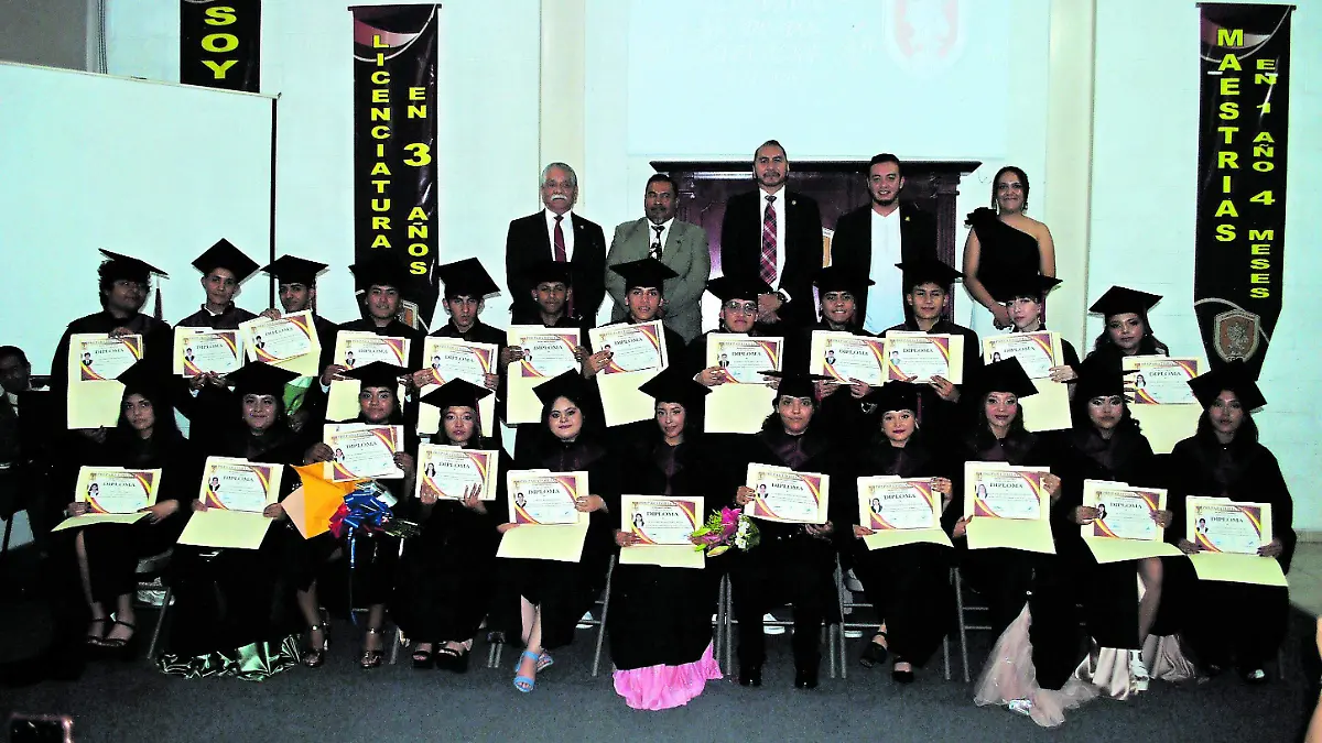 Estudiantes del Centro Universitario de Guanajuato concluyen bachillerato (1)