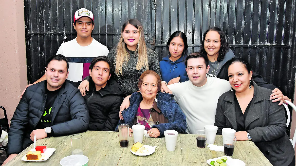 Lupita-Vera-festeja-su-santo (4)