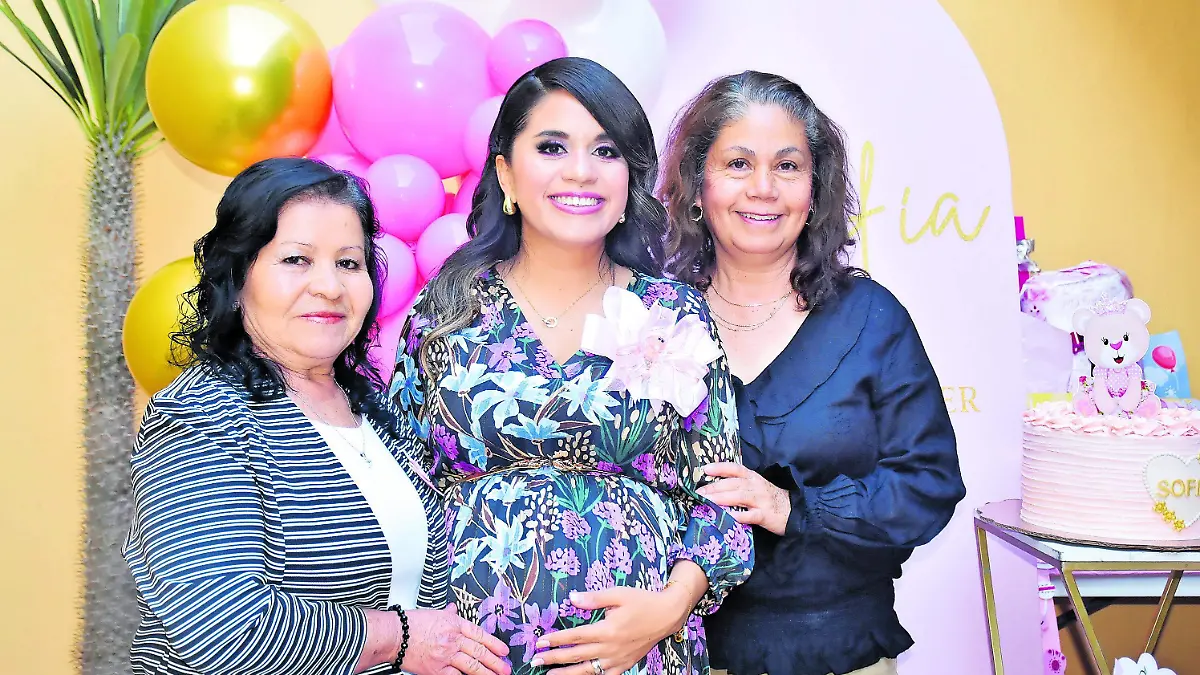 Brenda-disfruta-fiesta-prenatal (2)