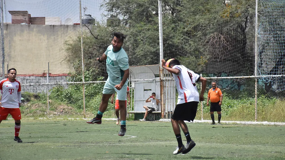 Duelo en la cumbre en el torneo dominical de la cancha Sport Dínamo