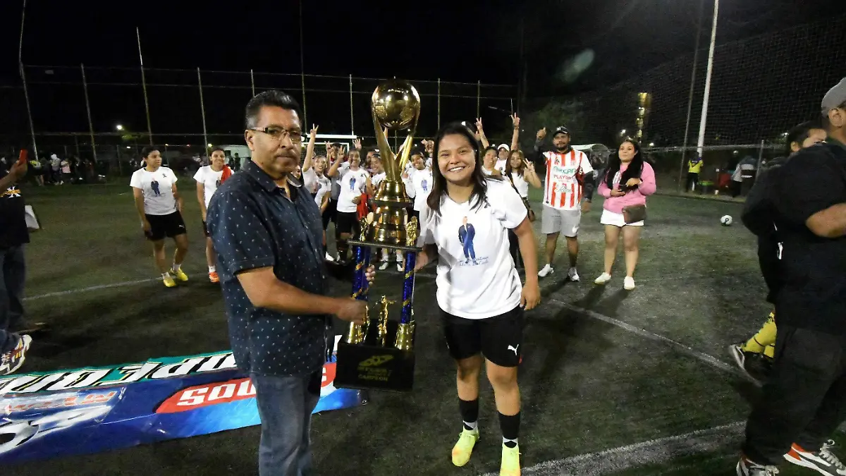 La-entrega-del-trofeo