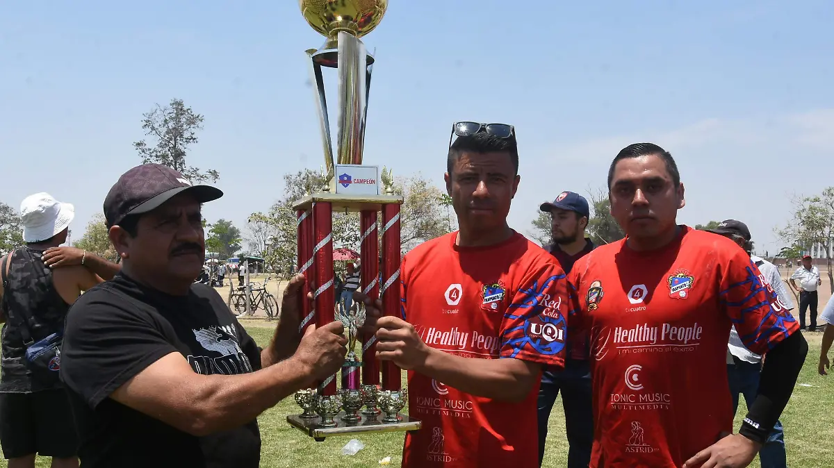 La-entrega-del-trofeo