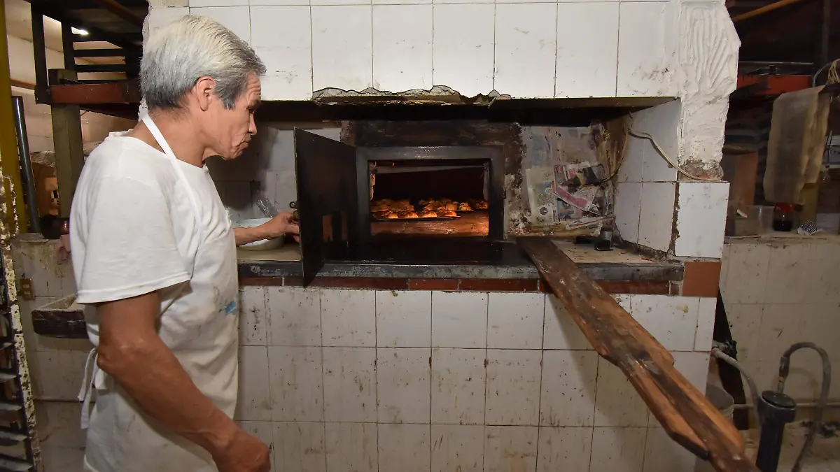 PREPARACION ROSCA DE REYES.- RICARDO SANCHEZ.-EL SOL DE IRAPAUATO (2)
