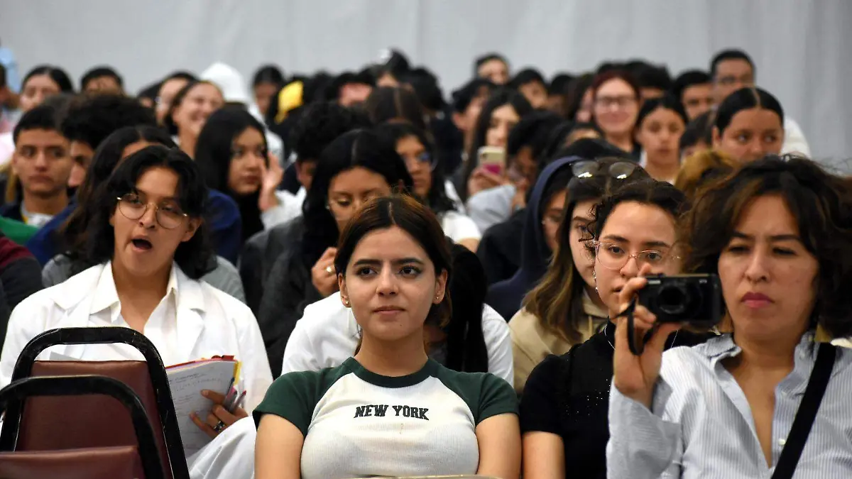 Expone jueza riesgos de Reforma Judicial a universitarios de Irapuato  (2)
