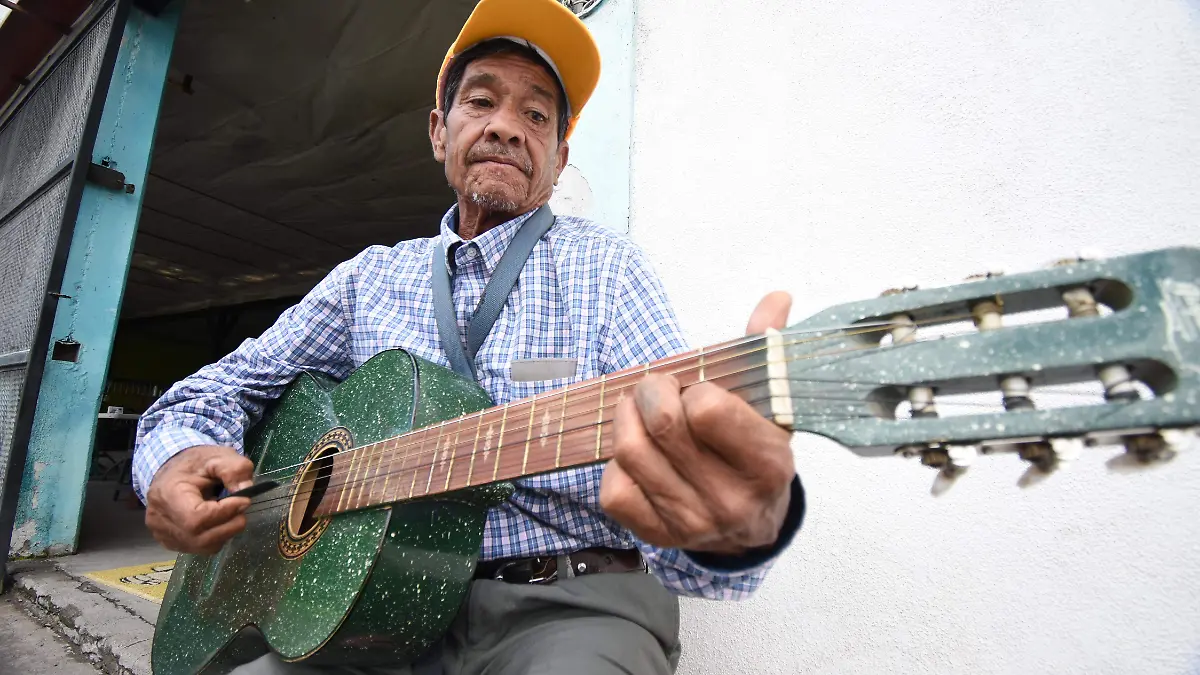 JOEL AGUIAL CON SU DISCAPACIDAD SALE A TOCAR CON  SU GUITARRA, JESUS GTZ EL SOL DE IRAPUATO (4)