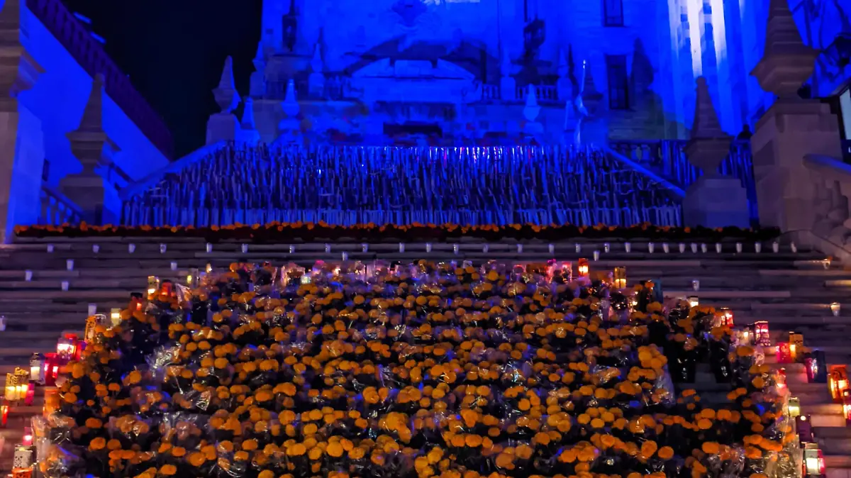 GUANAJUATO- UG ALISTA MONUMENTAL OFRENDA DE DIA DE MUERTOS (3)