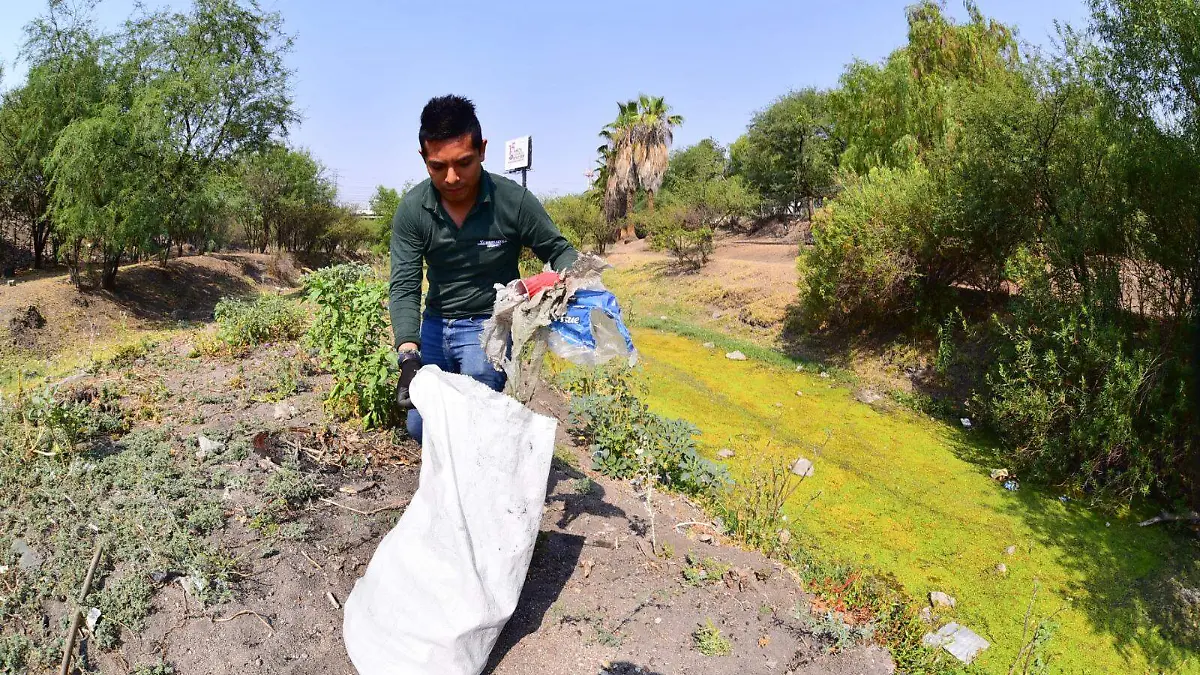 Trabajadores de empresa en Irapuato se reúnen para limpiar el Río Silao (1)