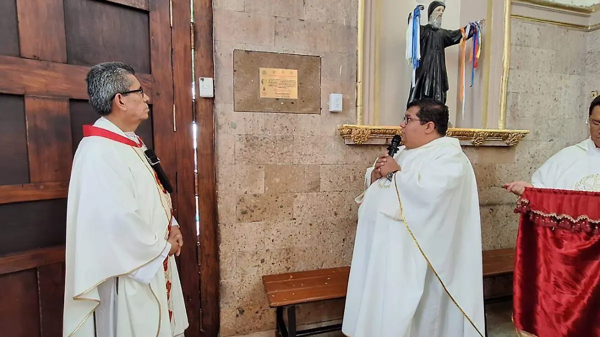 Develan placa conmemorativa por los 120 años del templo del Sagrado Corazón de Jesús (2)