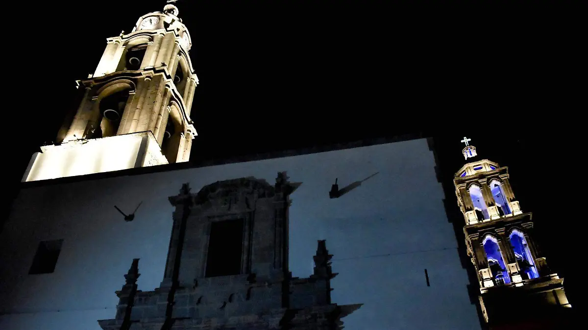 Se iluminan torres y cúpulas (5)