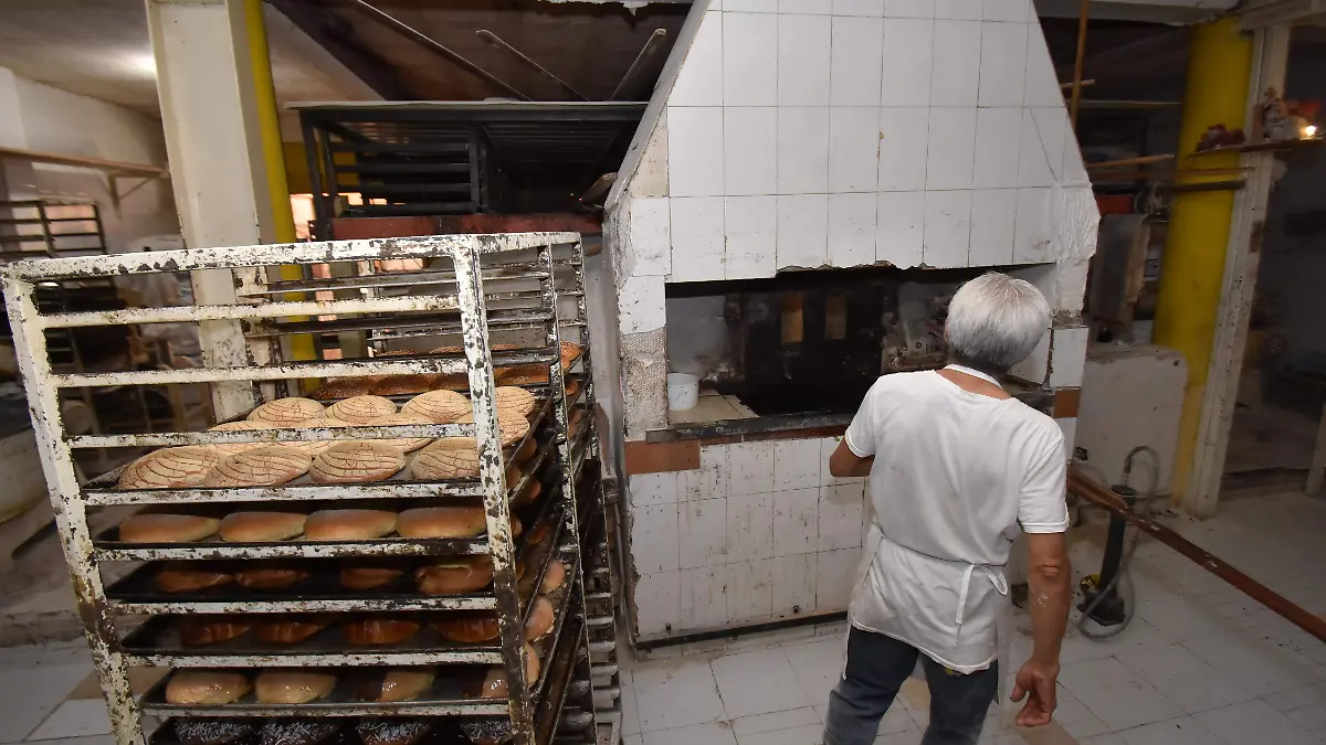 PREPARACION ROSCA DE REYES.- RICARDO SANCHEZ.-EL SOL DE IRAPAUATO (1)