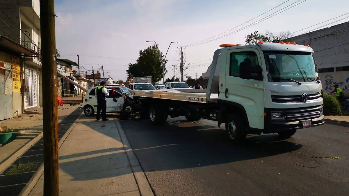Automovilista derriba poste (1)