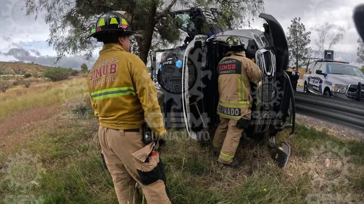 Vuelcan elementos de la FSPE en carretera Guanajuato-Silao (1)