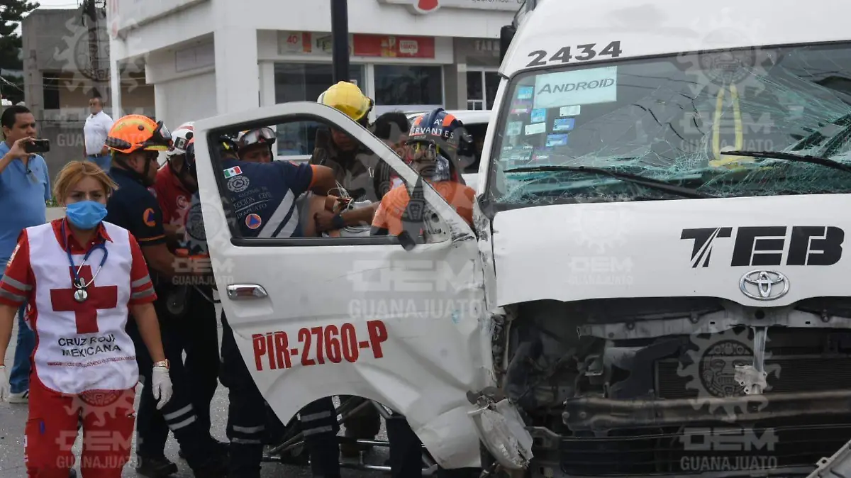 Choque entre camioneta de personal en Guanajuato  (2)