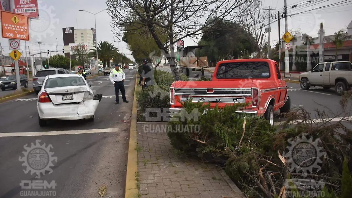 Choca-camioneta-contra-automóvil  (1)