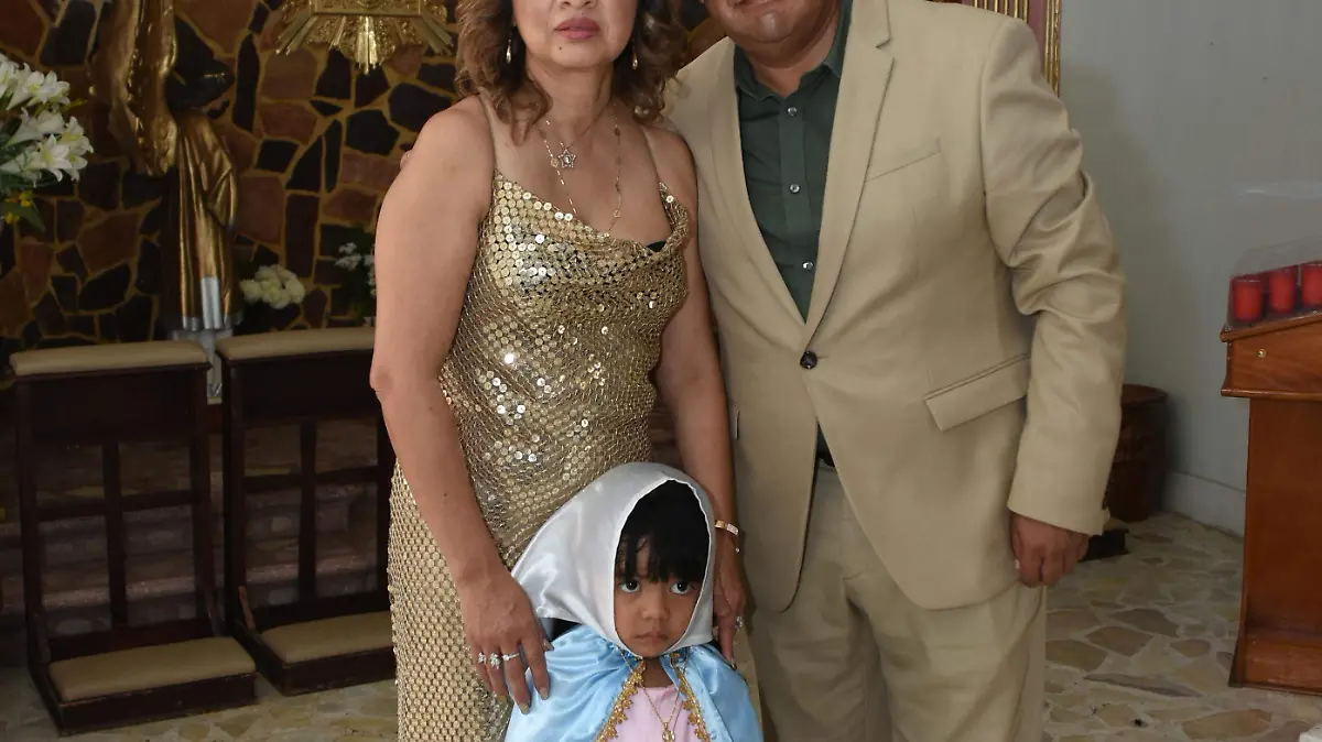 Sofi con sus padrinos